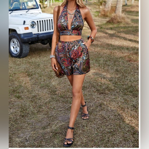 Boho Print Tie Backless Halter Top & Shorts - Picture 4 of 10